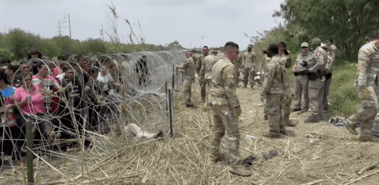 Videos: Texas Nat’l Guard holds back migrant surge with razor wire