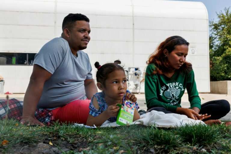 Migrants staying at police station turned away from Chicago school: ‘They didn’t have people who spoke Spanish’