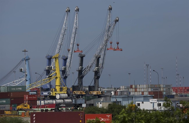 Chinese-Made Cranes at U.S. Ports Have Communications Gear Installed