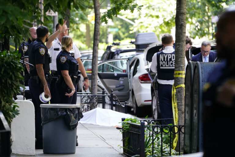 2 women in custody battle shot dead near Gracie Mansion in apparent murder-suicide