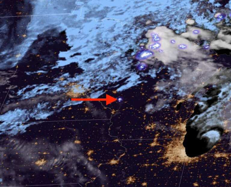 Fireball bursts like ’60 tons of TNT,’ leaving smoke trail above Midwest, NASA says