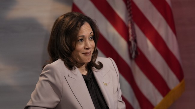 This Might Be the Most Poorly Staged ‘Presidential’ Photo of Kamala Ever