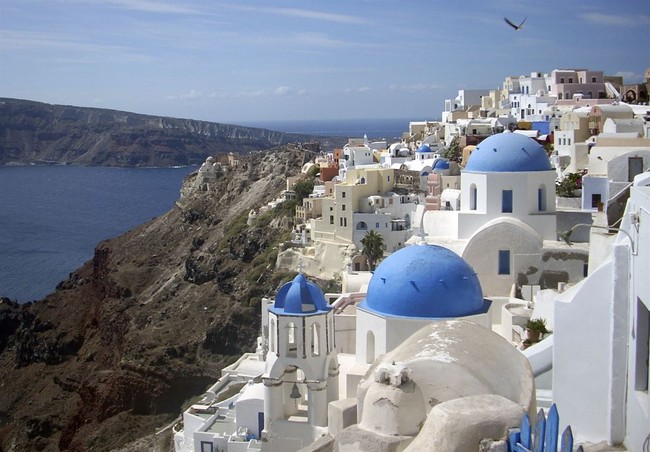 Greeks, Fearing History Will Repeat Itself, Are Fleeing the Volcanic Island of Santorini