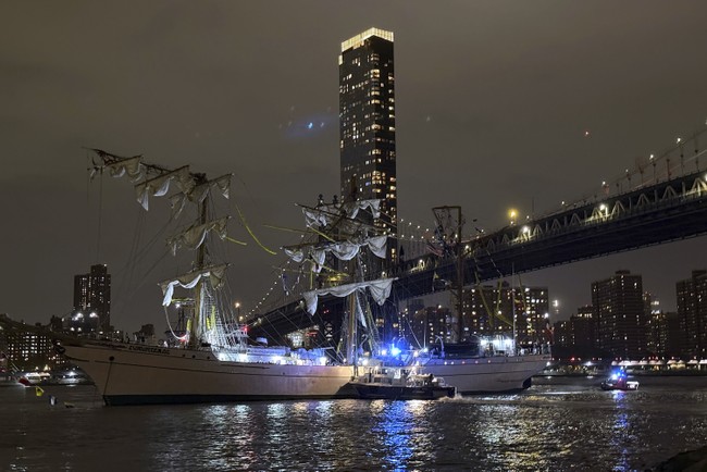 Mexican Flag-Waving Ship Hits Brooklyn Bridge